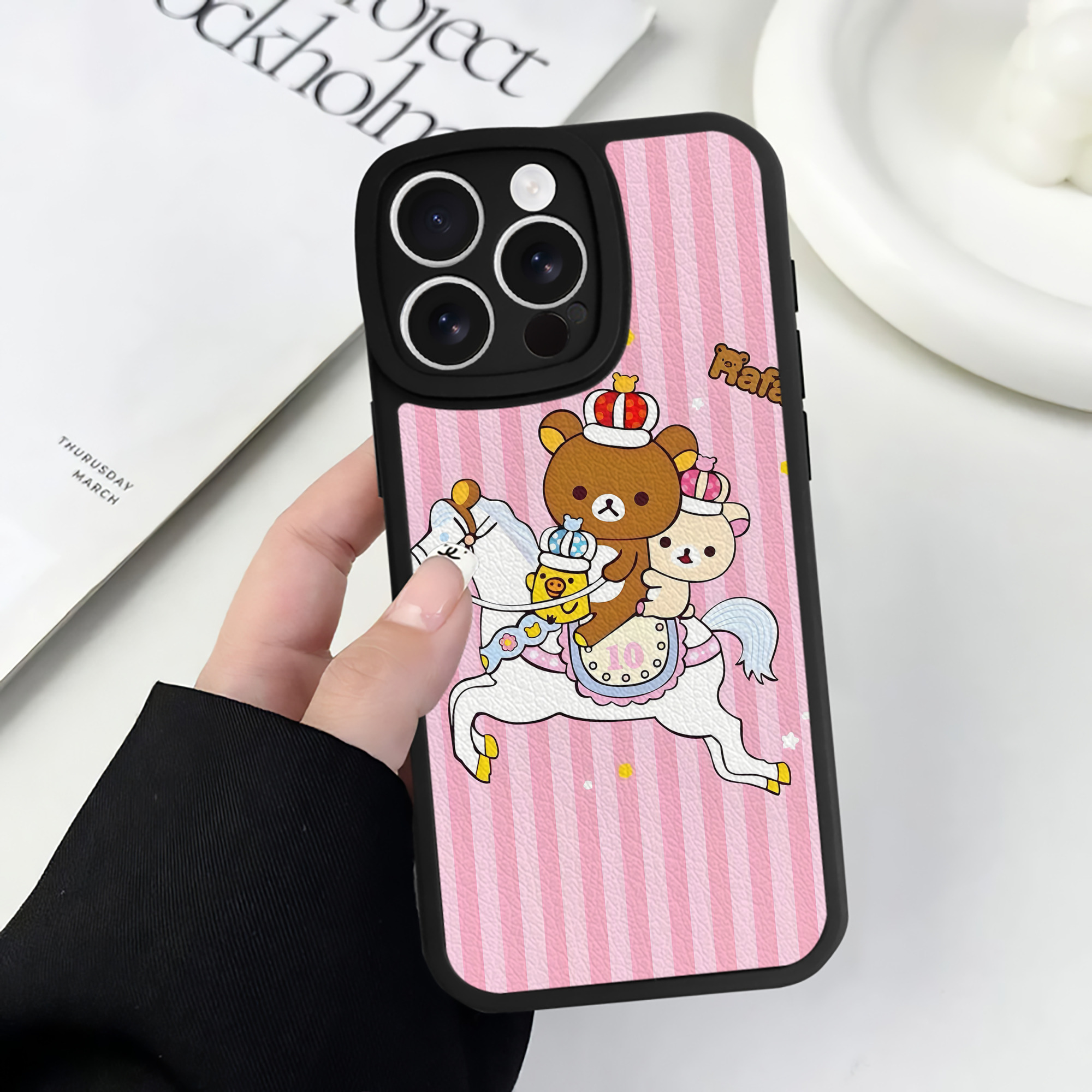 （画像用） リラックマ リラックマ キイロイトリ Rilakkuma Korilakkuma Kiiroitori 【iPhone 16シリーズ対応】シリコンスマホケース（レザー調） 材質：シリコン